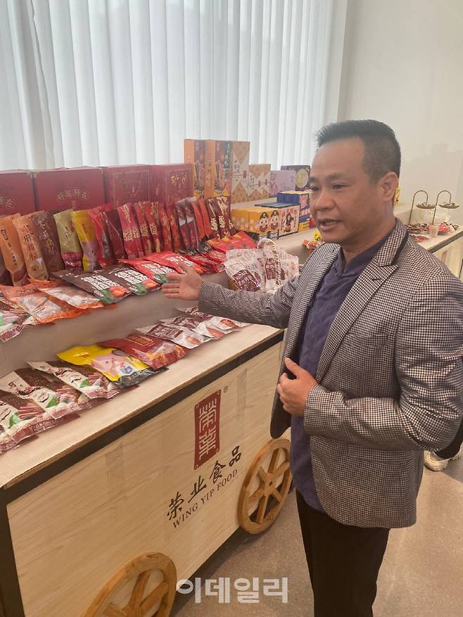 엽호파 윙입푸드 3대 계승자가 윙입푸드의 주요 제품을 소개하고 있다.(사진=이정현 기자)