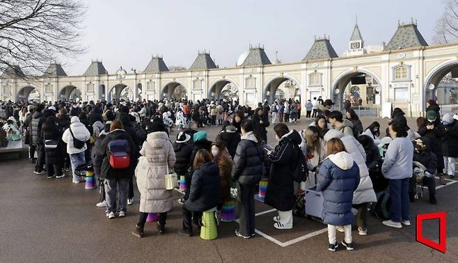 3일 경기 용인시 에버랜드 판다월드에서 관람객들이 대중에 마지막으로 공개하는 푸바오를 보기 위해 입장을 기다리고 있다. 사진=사진공동취재단
