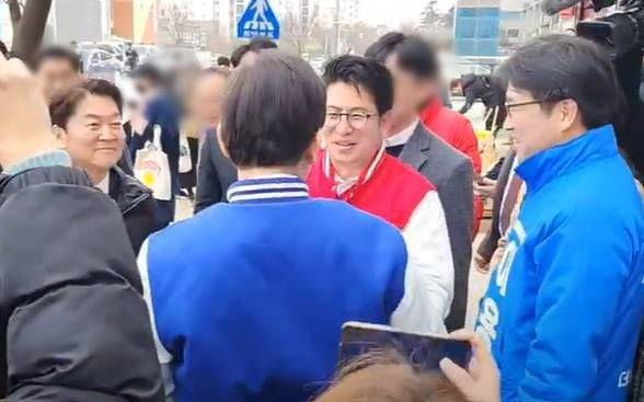 지난 12일 인천 서구을 지역에서 선거활동을 하던 이재명 더불어민주당 대표, 이용우 인천 서구을 후보가 안철수 국민의힘 의원, 박종진 인천 서구을 후보를 우연히 만나 인사를 나누고 있다./유튜브채널 '이재명'