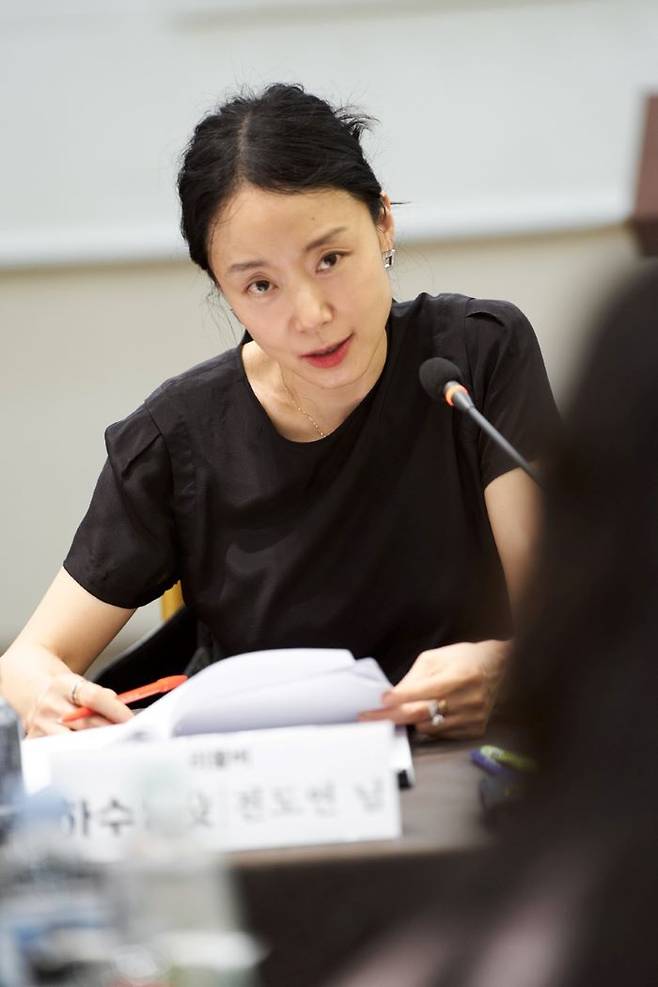 전도연이 영화 '리볼버' 시나리오 연습에 참여해 대사를 읽고 있다. 사진제공=플러스엠 엔터테인먼트