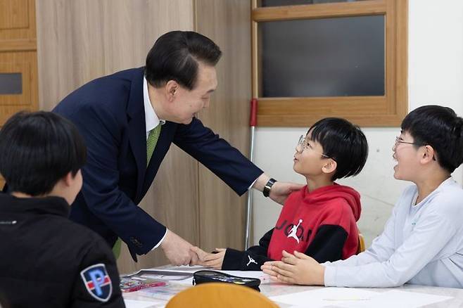 윤석열 대통령이 14일 전남 무안군 오룡초등학교를 방문해 늘봄 창의미술 프로그램을 참관하던 중 학생들과 대화하고 있다.ⓒ연합뉴스