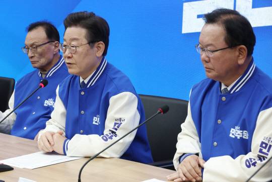 더불어민주당 선거대책위원회 상임공동선대위원장을 맡은 이재명 대표(가운데)와 이해찬 전 대표(왼쪽), 김부겸 전 국무총리가 13일 여의도 당사에서 열리는 중앙선거대책회의에서 발언을 하고 있다. <연합뉴스>