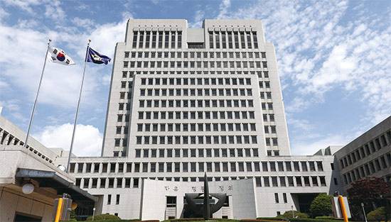 국내 1~5위 로펌이 모두 연간 매출액 3000억원을 넘겼다. 10위권에는 1000억원 클럽에 가입한 로펌도 대거 출현했다. 10위에 올라선 법무법인 와이케이는 매출 성장률 51%라는 기록적인 성장세를 보였다. 매출이 급속도로 성장했지만, 로펌들은 마냥 웃지만은 못한다. 성장세 둔화, 인건비 상승 등 근심거리가 여전히 많기 때문이다. 사진은 서초동 대법원 전경. (매경DB)