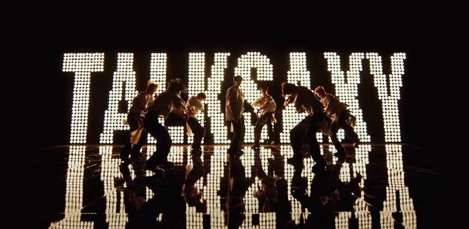 당케 팀이 작사한 아이돌 그룹 ‘라이즈’의 싱글 앨범 ‘Talk saxy’ 뮤직비디오 한 장면.