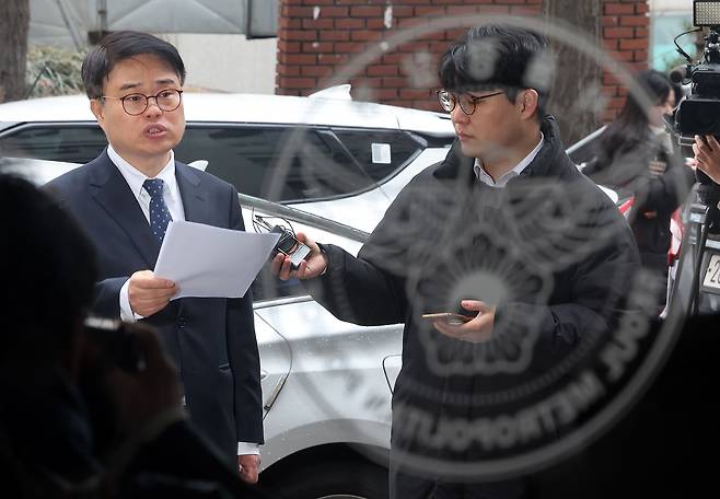 임현택 대한소아청소년과의사회장이 12일 오전 서울 마포구 서울경찰청 공공범죄수사대로 소환조사에 출석하며 입장을 밝히고 있다. /뉴스1