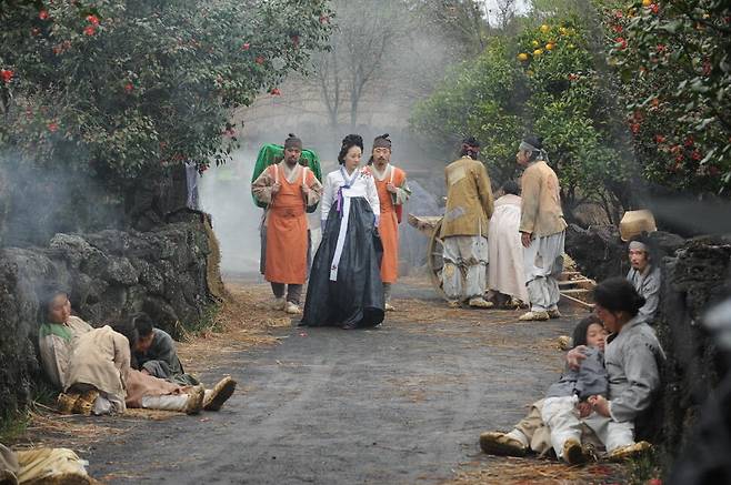 한국방송 드라마 ‘거상 김만덕’의 한 장면. 김만덕은 1795년 제주에 기근이 들었을 때 거금으로 쌀을 사들여 굶주린 이들을 구제했다.