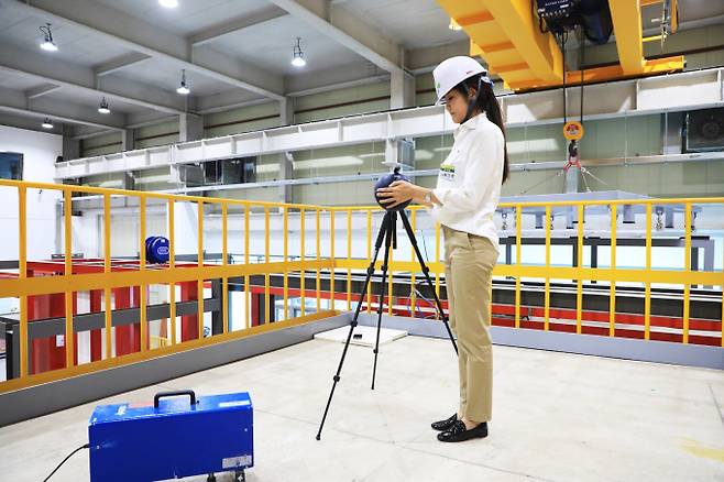 한국토지주택공사(LH)가 층간소음 저감 1등급 기술 개발에 나섰다. 사진은 LH 연구원이 토지주택연구원에서 층간소음 저감 성능 실험을 통해 층간소음(중량충격음)을 측정하는 모습. /사진=LH