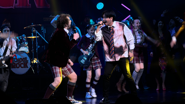 지난 14일 YB 윤도현이 뮤지컬 ‘스쿨오브락’의 커튼콜에서 깜짝 게스트로 무대에 올랐다. 사진=에스엔코