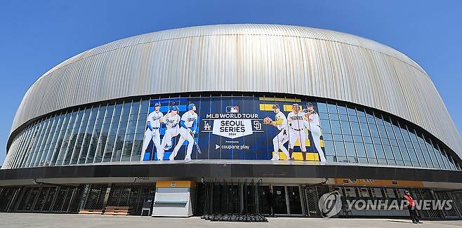 MLB 서울시리즈 일주일 앞둔 고척돔 (서울=연합뉴스) 신현우 기자 = 미국프로야구(MLB) 월드투어 서울시리즈를 일주일 앞둔 13일 서울 고척스카이돔 창이 경기를 알리는 내용으로 랩핑돼 있다.
로스앤젤레스 다저스와 샌디에이고 파드리스는 20~21일 오후 7시 5분 고척스카이돔에서 MLB 정규리그 개막 2연전을 벌인다. 이 경기는 우리나라에서 열리는 첫 MLB 공식 경기이자 미국 밖에서 열리는 9번째 MLB 정규리그 개막전이다. 2024.3.13 nowwego@yna.co.kr