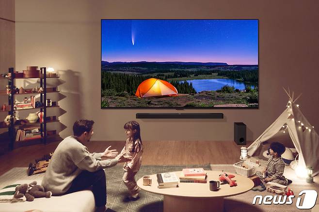 LG전자(는 내달 13일 국내를 시작으로 2024년형 LG OLED(유기발광다이오드)·QNED(퀀텀닷나노발광다이오드) TV를 전 세계 시장에 출시한다고 26일 밝혔다. 2024년형 TV는 인공지능(AI) 성능을 대폭 강화, 딥러닝을 기반으로 더 선명한 화질과 풍성한 공간 음향을 제공한다. 사진은 모델들이 2024년형 LG QNED TV로 콘텐츠를 즐기는 모습. (LG전자 제공) 2024.2.26/뉴스1