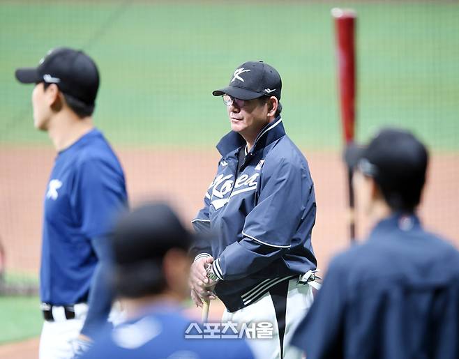 팀코리아 류중일 감독이 16일 고척스카이돔에서 젊은 선수들 위주로 구성된 대표팀의 훈련을 지휘하고 있다. 팀코리아는 17일과 18일 MLB 샌디에이고 파드리스, LA다저스와 평가전을 갖는다. 2024.3.16. 고척 | 강영조 기자 kanjo@sportsseoul.com