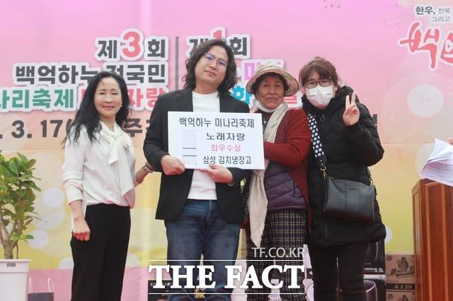 '전국민노래자랑'의 최우수상은 영천에서 온 이종민 씨가 수상했다. 이날 이 씨는 가족들과 함께 무대에 올랐다./경산=김민규 기자