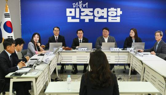 더불어민주연합 윤영덕 공동대표 등이 14일 여의도 당사에서 비례대표 후보자에 대한 면접 심사를 하고 있다. 연합뉴스