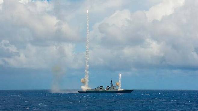 해군 이지스함 세종대왕함에서 SM-2 함대공미사일 2발이 연속으로 발사되고 있다. 세계일보 자료사진
