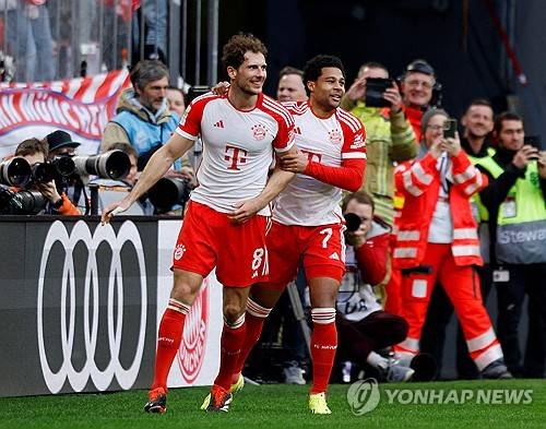 손흥민과 케인이 축구통계매체 '후스코어드닷컴' 선정 지난주 유럽 5대 빅리그 베스트11에 나란히 공격수 투톱으로 이름을 올렸다. 손흥민은 프리미어리그 토트넘에서 1골 2도움을 기록했다. 케인은 분데스리가에서 3골 1어시스트를 뽑아냈다. 둘은 토트넘 시절 골과 도움을 주고받으며 47골을 기록한 영혼의 콤비다. 연합뉴스