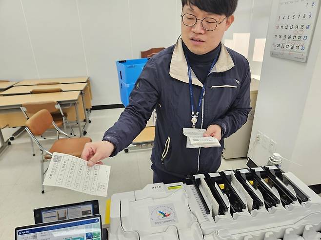 투표용지 설명하는 김한석 경북도선관위 선거계장     sunhyung@yna.co.kr