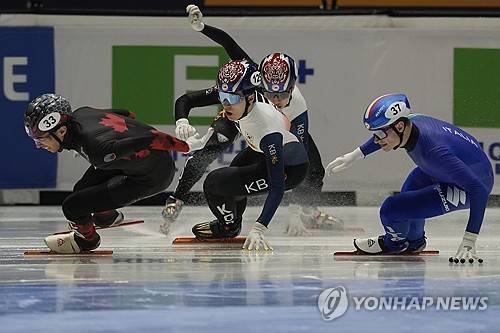 황대헌(왼쪽에서 두 번째)의 반칙으로 넘어지는 박지원(왼쪽에서 세 번째). ⓒ연합뉴스