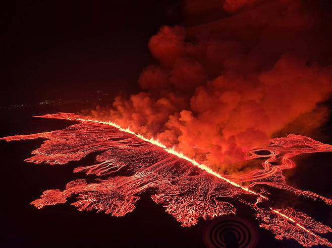 아이슬란드 레이캬네스 반도 그린다비크 마을 인근에서 화산이 폭발해 연기가 치솟고 용암이 쏟아져 나오고 있다. 2024.3.16 /AFP 연합뉴스
