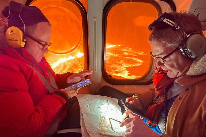 지질학자들이 아이슬란드 그린다비크 외곽에서 폭발한 화산을 관찰하고 있다. 2024.3.16 /AFP 연합뉴스