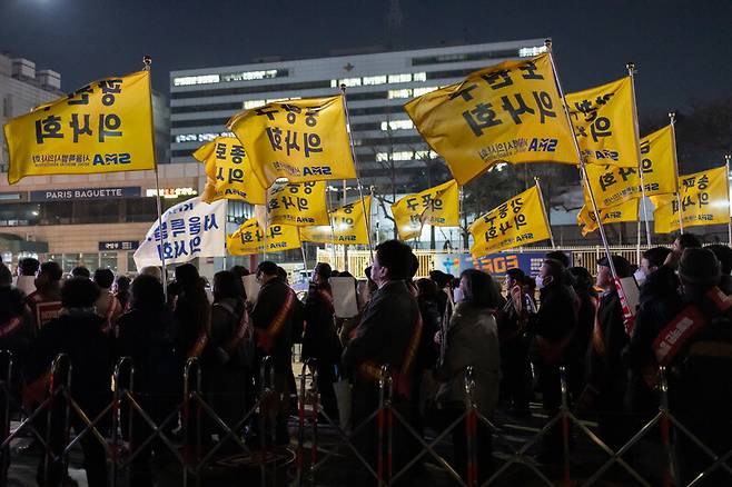 지난 14일 서울 용산구 전쟁기념관 앞에서 서울시의사회 주최로 열린 제3차 의대정원증원 필수의료패키지 저지를 위한 궐기대회에서 참석자들이 관련 소속 깃발을 들고 있다. 연합뉴스