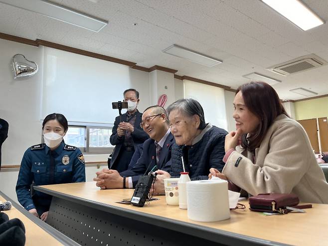 누나 진숙씨, 어머니 이애연씨, 형 진수씨(오른쪽부터)가 어머니 이씨가 머무는 요양 기관에서 박씨가 나오는 화면을 보며 환하게 웃고 있다. 경찰청 제공