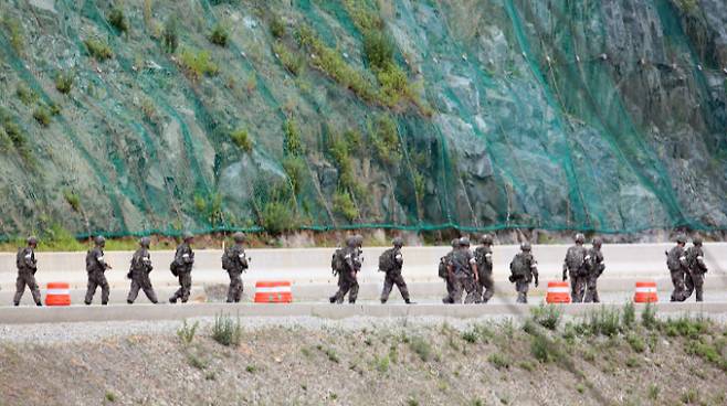 지난 1963년 3월18일 최영오 일병이 상관살해죄로 처형됐다. 사진은 지난 2014년 6월22일 강원도 고성군 현내면 명파리 마을 주변에서 육군 22사단 GOP(휴전선을 지키는 일반전초) 총기난사 탈영병 추격작전에 투입된 군 병력. /사진=뉴스1