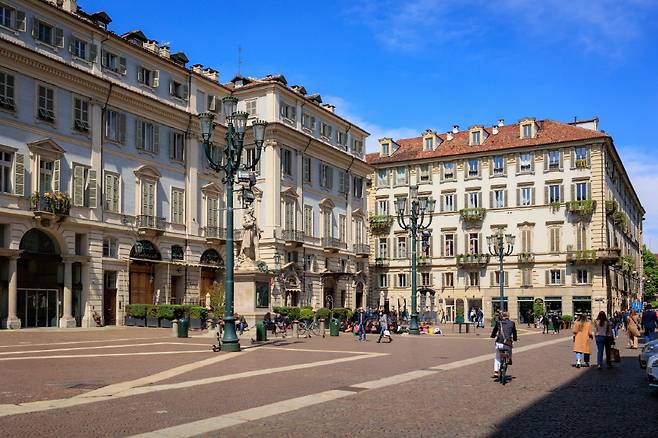 노천카페와 길거리 음악가들로 항상 활기가 넘치는 카리냐노 광장 (Piazza Carignano)