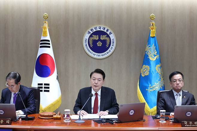 윤석열 대통령이 19일 서울 용산 대통령실 청사에서 열린 국무회의에서 발언하고 있다. /연합뉴스