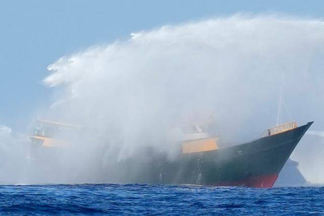 필리핀 보급선이 지난 5일 남중국해 세컨드 토머스 암초 인근 해역으로 진입하다가 중국 해안경비선으로부터 물대포를 맞고 있다. AP 뉴시스