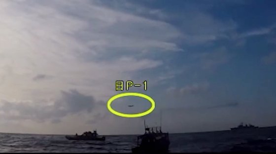 국방부가 지난 4일 한일 '레이더 갈등' 일본 측 주장을 반박하는 동영상을 유튜브에 공개했다. 조난 선박 구조작전 중인 광개토대왕함 상공에 저고도로 진입한 일본 초계기 모습(노란 원)으로 해경 촬영 영상이다. 국방부 유튜브 캡처