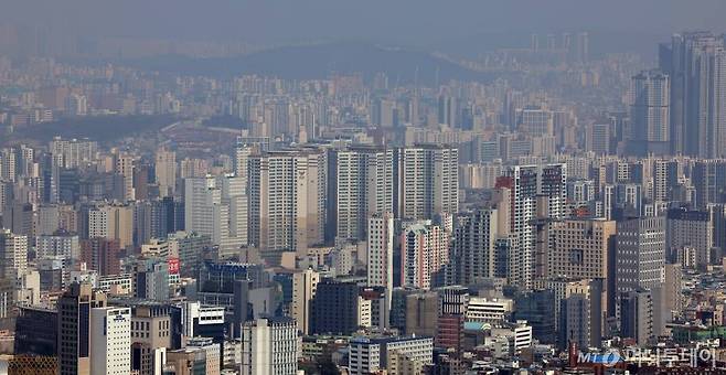 (서울=뉴스1) 김명섭 기자 = 한국부동산원이 14일 발표한 '3월 둘째주(11일 기준) 주간 아파트 가격 동향'에 따르면 서울(0.08%)은 상승폭이 유지됐다.   이로써 서울은 43주째 상승세가 이어졌다. 사진은 이날 남산에서 바라본 아파트 모습. 2024.3.14/뉴스1  Copyright (C) 뉴스1. All rights reserved. 무단 전재 및 재배포,  AI학습 이용 금지. /사진=(서울=뉴스1) 김명섭 기자