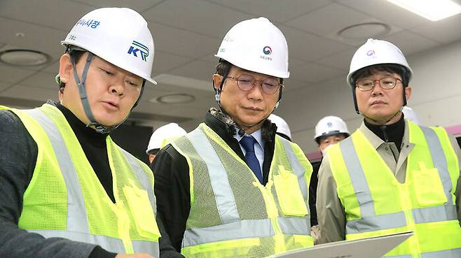 지난 1월 GTX-A 수서역 공사 현장 점검하는 박상우 장관