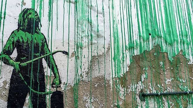 런던 건물 외벽에 등장한 뱅크시 벽화. 왼쪽 하단에 고압 세척기를 든 여성의 모습이 그려져있다.