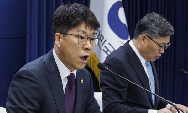 진현환 국토교통부 1차관(왼쪽)과 전병극 문화체육관광부 1차관이 19일 서울 종로구 정부서울청사에서 '도시혁신으로 만드는 새로운 한강의 기적'을 주제로 이날 열렸던 국민과 함께하는 민생토론회 결과를 브리핑을 하고 있다. 연합뉴스