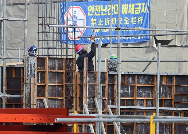 부동산 PF 문제로 자금난에 휩싸인 건설사들이 늘어나면서 '4월 줄도산' 위기설이 번지고 있다. ⓒ 연합뉴스