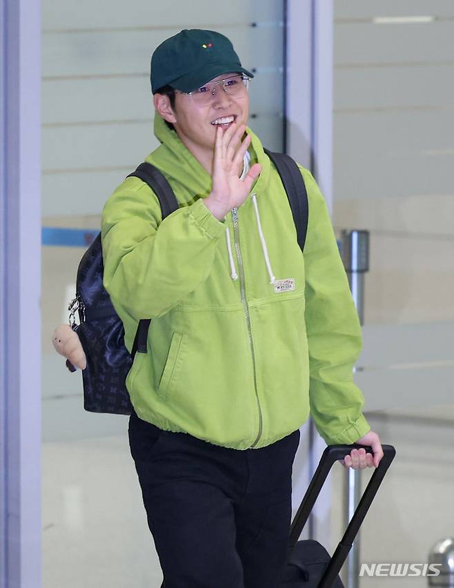 이강인이 19일 오후 인천국제공항 2터미널을 통해 입국하며 마중 나온 팬들을 향해 인사하고 있다. /사진=뉴시스