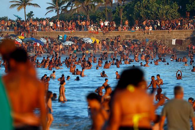 3월 17일 브라질 리우데자네이루의 이파네마 해변에서 사람들이 바닷물에 들어가 더위를 식히고 있다./EPA 연합뉴스