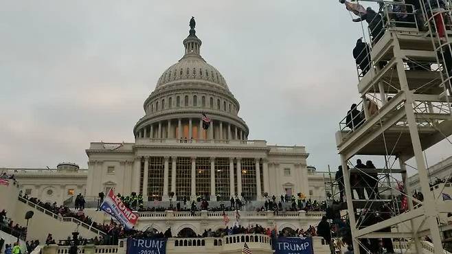 2020년 1월 6일(현지 시각) 미 의회 의사당이 트럼프 지지자들에게 둘러 싸여 있다./AP 연합뉴스