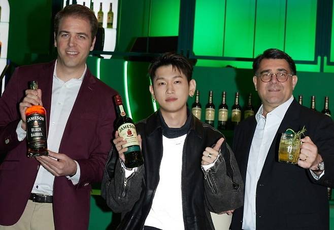 제임슨 마당 팝업행사에서 페르노리카 코리아 프란츠 호튼 대표(오른쪽), 가수 크러시(가운데), 미구엘 파스칼 마케팅 전무가 포토존에서 포즈를 취하고 있다. 사진=페르노리카코리아 제공