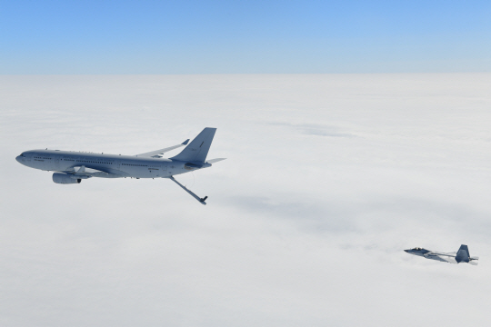 국산 초음속 전투기 KF-21 보라매 시제5호기(오른쪽)가 지난 19일 오전 남해상에서  KC-330 다목적공중급유수송기(왼쪽)로부터 첫 공중급유를 위해 접근하고 있다. 방위사업청 제공