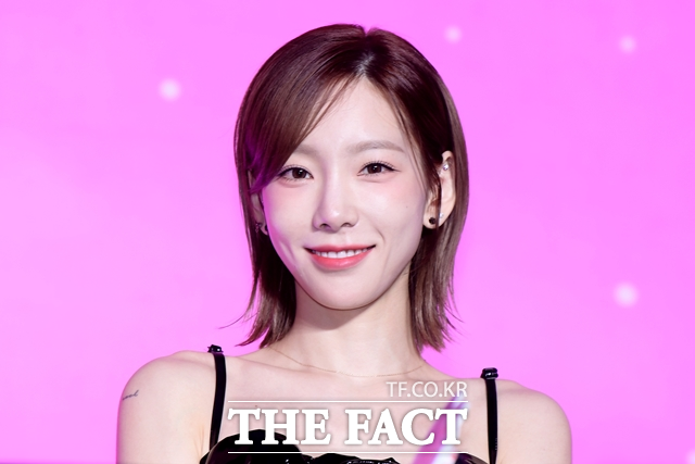 가수 태연의 미니 5집 앨범 'To. X' 타이틀곡 'To. X'가 차트 상위권에 자리 잡았다. /더팩트 DB