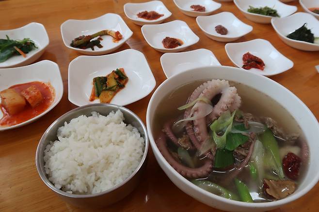 독천갈낙탕 상차림