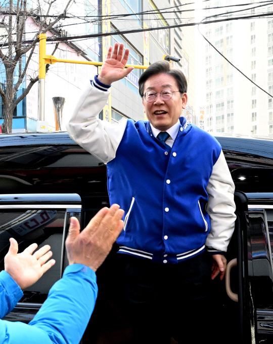 이재명 더불어민주당 대표가 20일 오후 인천 서구 정서진중앙시장을 방문해 시민들에게 인사하고 있다. <연합뉴스>