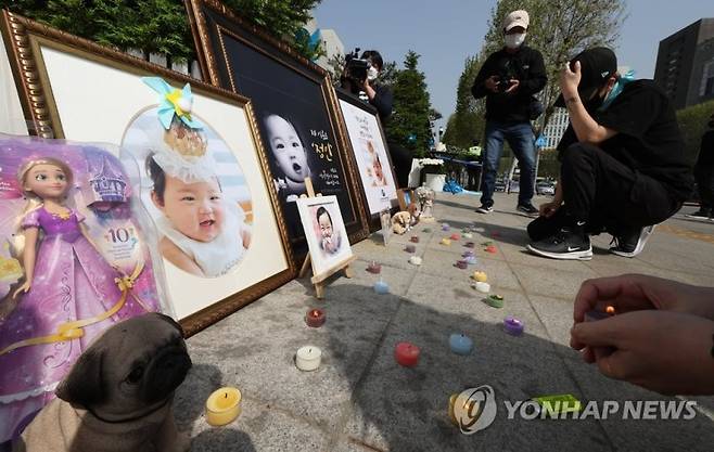 2022년 4월 28일 서울 서초구 대법원 앞에서 대한아동학대방지협회 등 관계자들이 '정인이'를 추모하고 있다. 연합뉴스