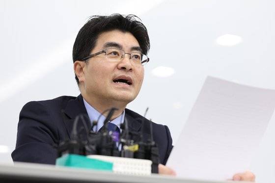방재승 서울의대 교수협의회 비상대책위원장이 지난 16일 오전 서울 종로구 HJ비즈니스센터에서 기자회견을 하고 있다. 뉴스1