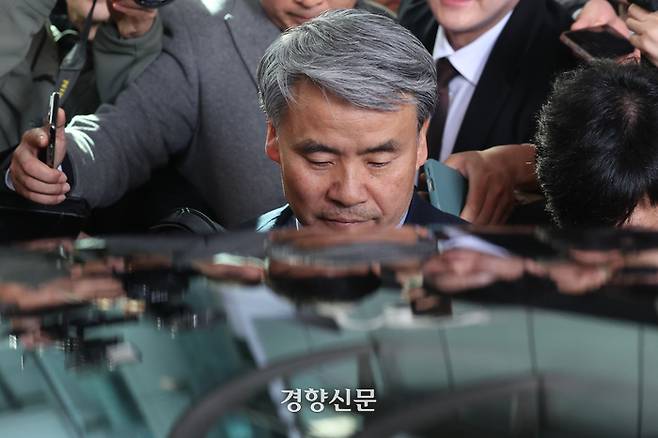 이종섭 주오스트레일리아 대사가 21일 오전 인천국제공항에 도착한 뒤 차에 오르고 있다. 조태형 기자