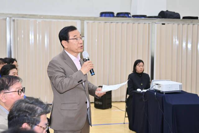 이현재 하남시장이 회의실에서 직원들과 위례~신사선 ‘하남역 신설’ 추가 검토문제에 대해 토의하고 있다. 하남시 제공