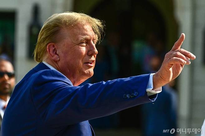 (팜비치 AFP=뉴스1) 우동명 기자 = 도널드 트럼프 전 미국 대통령이 19일 (현지시간) 플로리다주 팜비치에 있는 프라이머리 투표소에 도착하고 있다. 2024. 3. 20 ⓒ AFP=뉴스1 Copyright (C) 뉴스1. All rights reserved. 무단 전재 및 재배포, AI학습 이용 금지. /사진=(팜비치 AFP=뉴스1) 우동명 기자