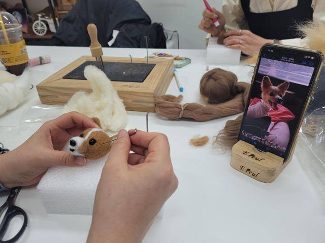 경기 구리시 갈매동에 있는 반려동물 공예공방을 5일 찾았다. 직장인 염혜연씨가 3년 전 무지개다리를 건넌 자신의 반려견 아롱이의 사진을 보며 양모 펠트 인형을 만들고 있다. 구리=손성원 기자