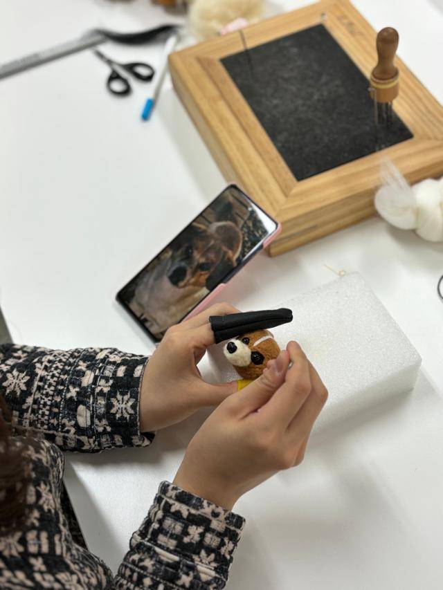 기자도 공방에서 양모 펠트 열쇠고리를 만들어 봤다. 사진 속 강아지는 친척이 기르던 반려견 솔이다. 구리=손성원 기자